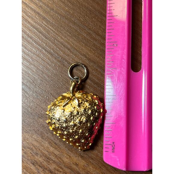 Vintage Gold Tone Strawberry Pendant Unmarked Textured Fruit Charm Jewelry - Picture 7 of 8